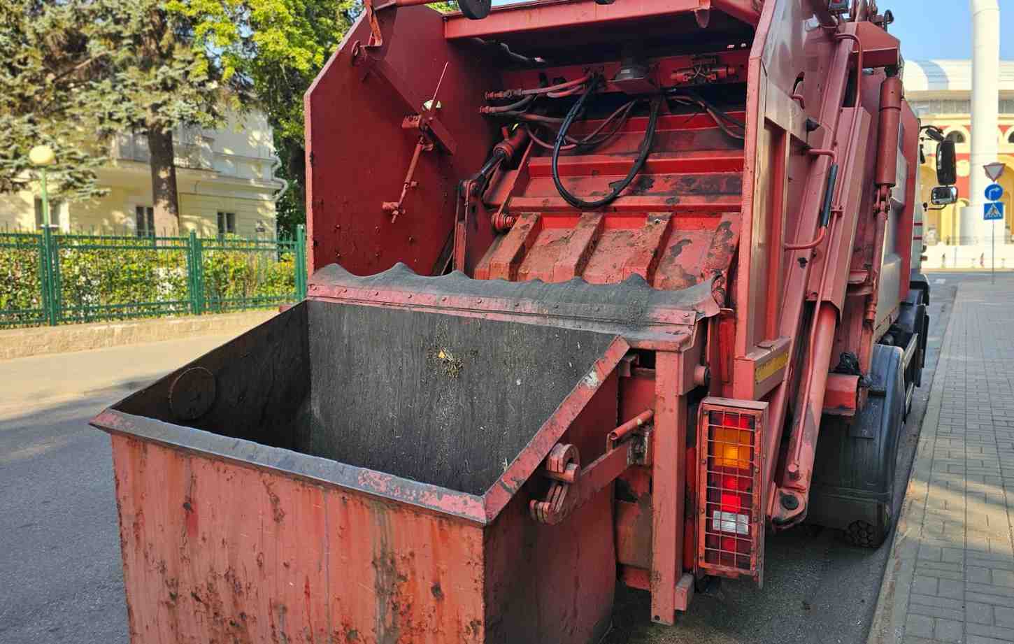 Commercial waste disposal truck collecting business waste for cost-efficient waste management in Acworth, GA